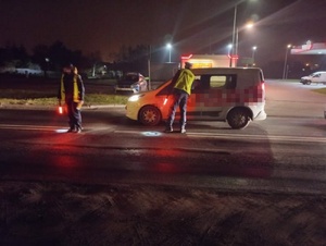 Policjant kontroluje kierowcę