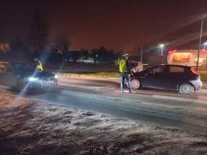 Policjantka kontroluje kierowcę audi, a policjant fiata punto