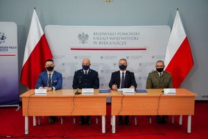 czterech uczestników konferencji siedzi przy stole