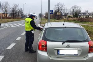 Policjant RD daje kierowcy ulotkę