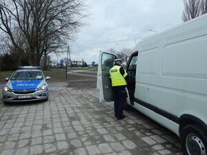 Policjant kontroluje kierowcę busa