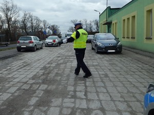 Policjant RD wskazuje kierowcy miejsce do zatrzymania