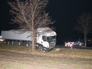 Rozbity TIR zatrzymał się po jednej stronie drogi, a po drugiej osobowe auto.