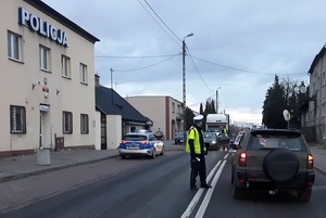 Policjant RD podchodzi do kierowcy, by skontrolować jego trzeźwość