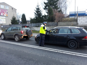 Policjant kontroluje kierowcę