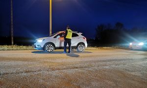 Policjant kontroluje trzeźwość kierowcy suv&#039;a