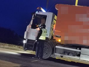 Policjant kontroluje trzeźwość kierowcy ciężarówki