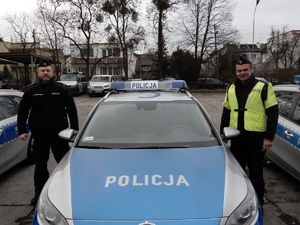 Policjanci przy radiowozie.