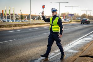 Policjant na drodze z &quot;lizakiem&quot;.