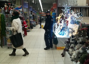 Policjant podczas kontroli w sklepie.