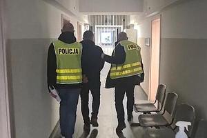 Jeden z zatrzymanych prowadzony przez policjantów