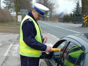 Policjant kontroluje trzeźwoś kierowcy
