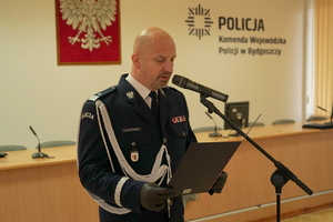Komendant Policji podczas przemówienia.