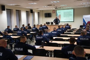 Training in dealing with the disclosure of narcotic, psychotropic or explosive substances.