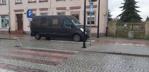 Samochód dostawczy źle zaparkowany