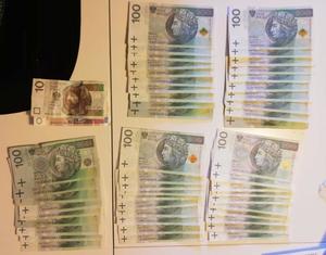 banknoty w kwocie nominale 100 złotych i 10 złotych rozłożone leżą na stole