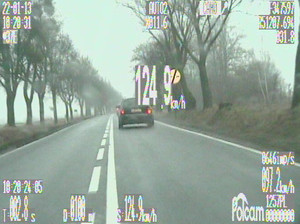 Auto jedzie drogą a videorejestrator pokazuje, że ma 124,9 &quot;na liczniku&quot;