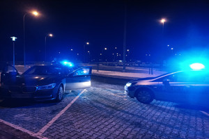 BMW obok policyjny radiowóz stoją na MOP-ie