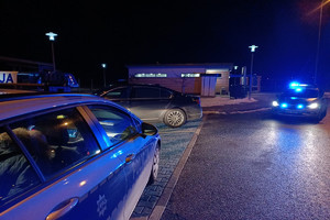 BMW obok policyjne radiowózy stoją na MOP-ie