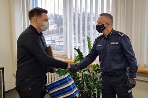 Policjant podaje rękę mężczyźnie