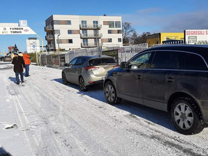 Rajd Bydgoszcz – Koronowo. Na zdjęciu uczestnicy rajdu brali udział w próbie sprawności jazdy samochodem na śniegu.