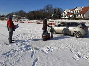 Rajd Bydgoszcz – Koronowo. Na zdjęciu uczestnicy rajdu brali udział w próbie sprawności jazdy samochodem na śniegu.