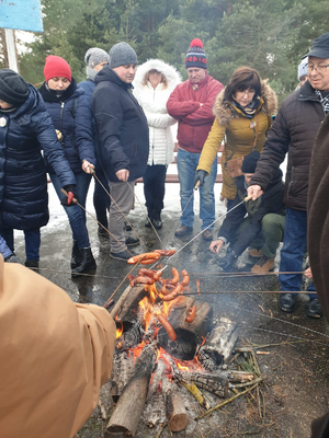 Rajd Bydgoszcz – Koronowo. Na zdjęciu ognisko, uczestnicy rajdu pieką kiełbaski.