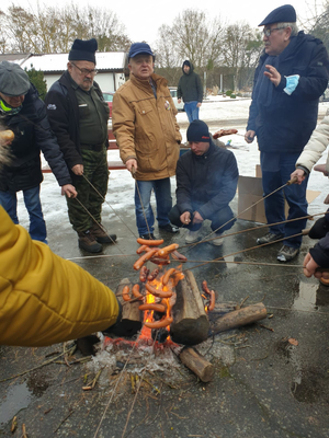 Rajd Bydgoszcz – Koronowo. Na zdjęciu ognisko, uczestnicy rajdu pieką kiełbaski.