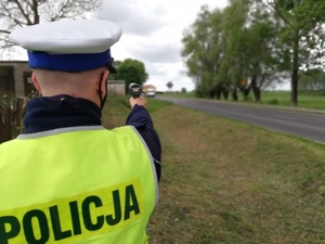 Policjant mierzy prędkość.