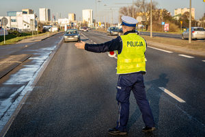 Policjant na drodze w czasie kontroli.