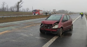 Uszkodzony samochód na miejscu zdarzenia.