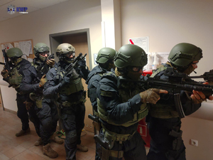 Funkcjonariusze Policji w trakcie ćwiczeń w pomieszczeniach.