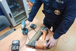 policjant trzyma elektronarzędzia