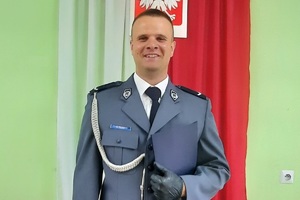 Policjant pozuje do zdjęcia