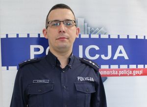 Policjant pozuje do zdjęcia