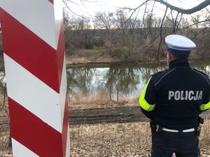 Policjant na granicy z Ukrainą.