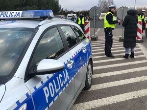 Policjant rozmawiający z kobietą.