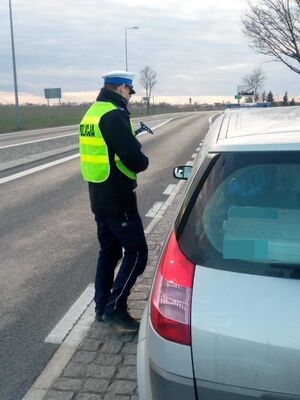 Policjant podchodzi do kontrolowanego kierowcy