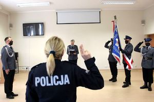 Policjantka składa ślubowanie przed Komendant KPP w Lipnie