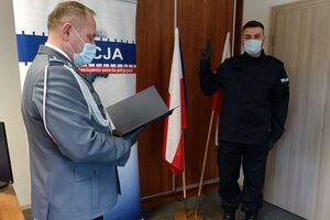 Komendant czyta Rotę ślubowania