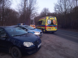 Auto, którym jechała desperatka, obok radiowóz i karetka