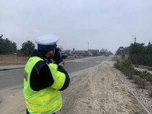 Policjant mierzy prędkość nadjeżdżającego TIR&#039;a