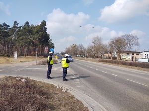 Policjanci mierzą prędkość