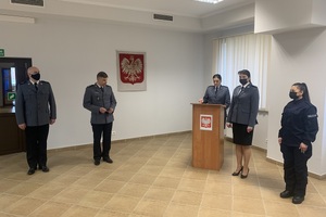Policjanci słuchają słów prowadzącej uroczystość