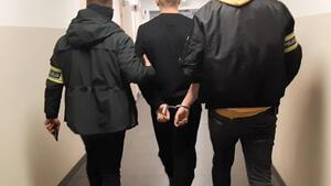 Policjanci prowadzą jednego złodzieja