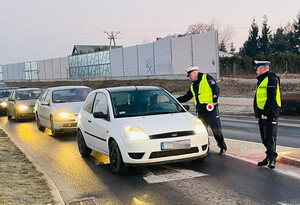 Policjanci kontrolują kierowcę forda