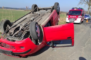 Widok na samochód po dachowaniu