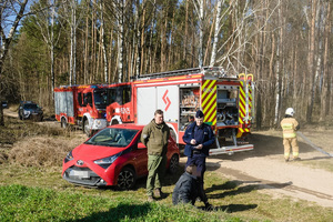 Policjant i leśnik rozmawia ze sprawcą zaprószenia ognia