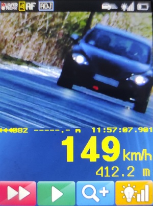 Zdjęcie auta na urządzeniu podczas pomiaru prędkości.
