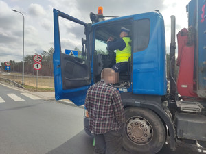 Policjant w kabinie scani.